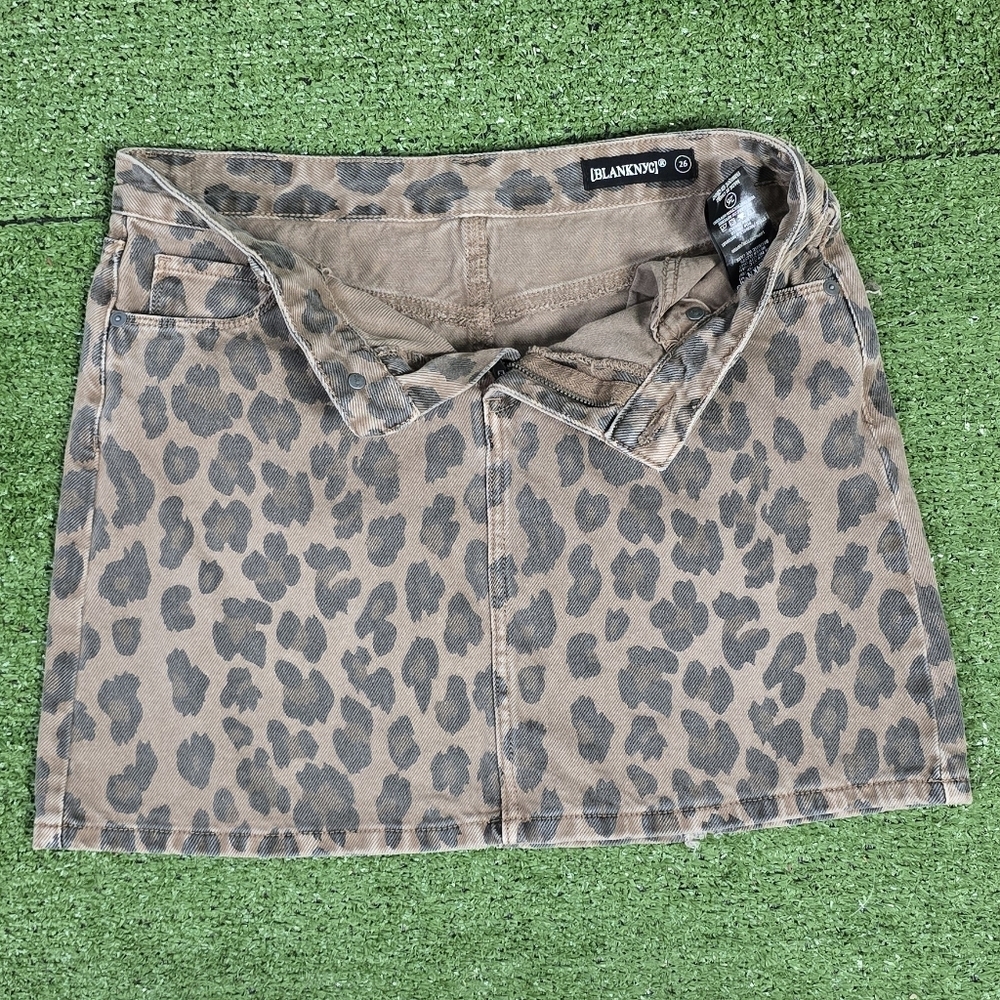 BLANK NYC | 100% COTTON FADED LEOPARD LIGHTLY DISTRESSED DENIM MINI SKIRT - Picture 5 of 16